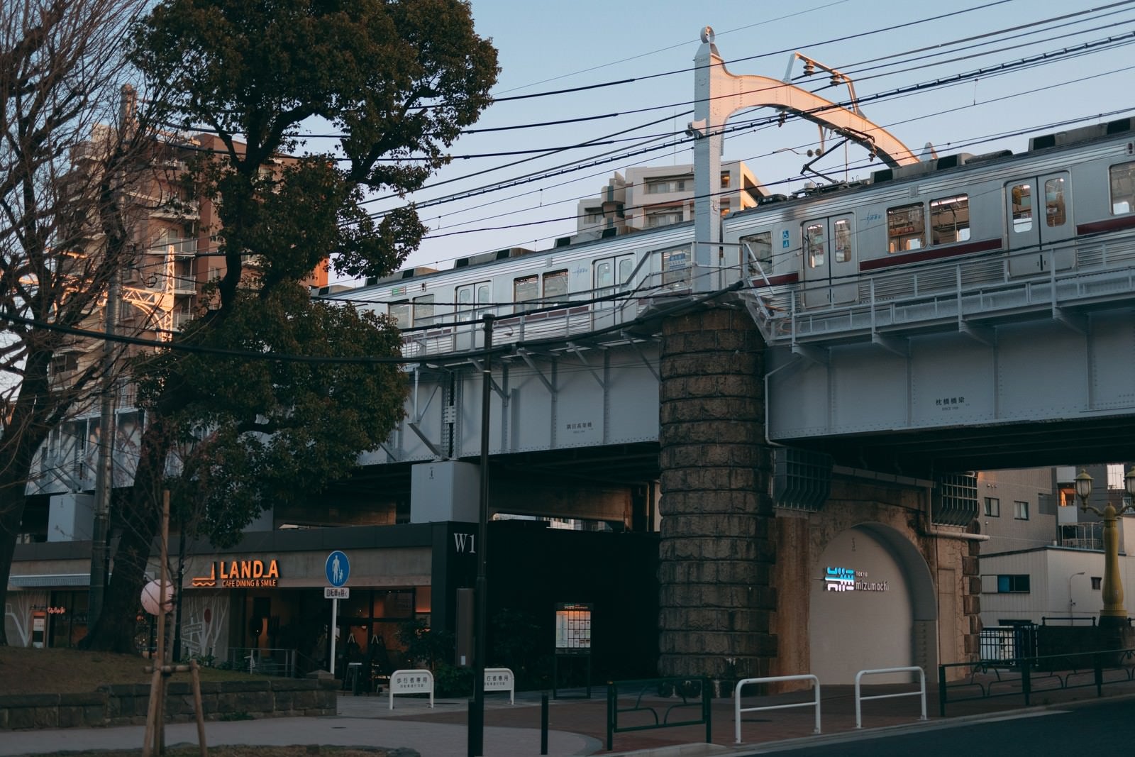 「高架橋に停まる電車車両と東京ミズマチ」の写真