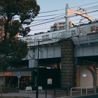 高架橋に停まる電車車両と東京ミズマチの写真