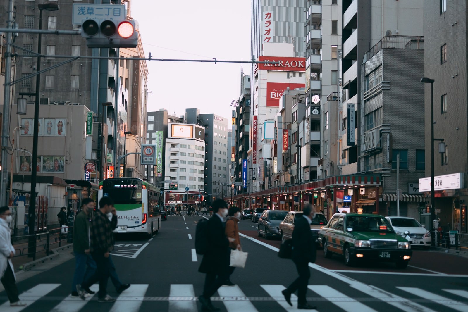 「赤信号と歩道を渡る通行人」の写真