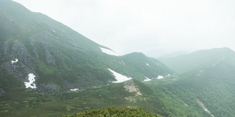 霧（ガスる）が多くて全景を楽しむことができない乗鞍新登山道の写真