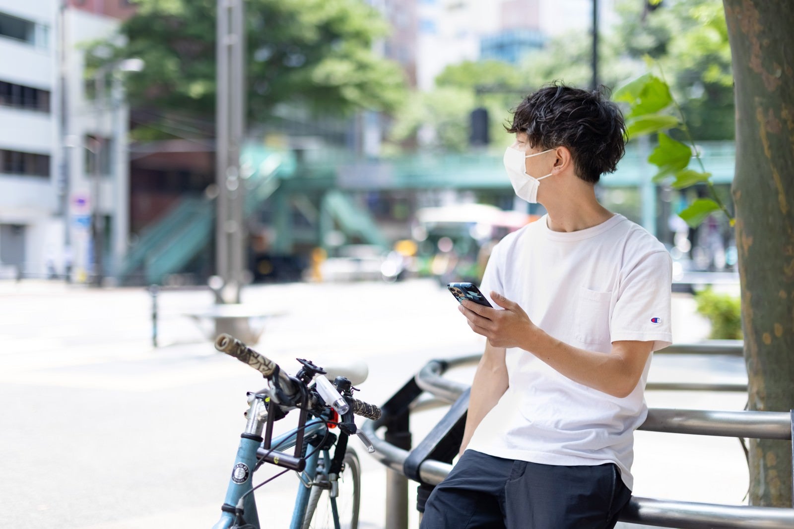 「夏日に自転車で出かける男性」の写真［モデル：TSURUTAMA］