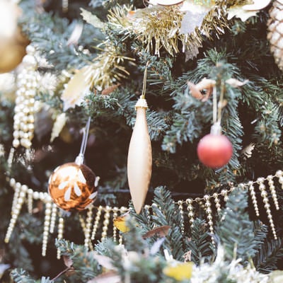 クリスマスツリーの小さな飾りの写真