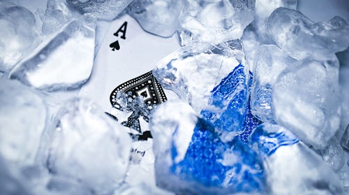 氷の中のトランプの写真