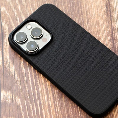 iPhone 13 Pro に黒いケースを装着の写真