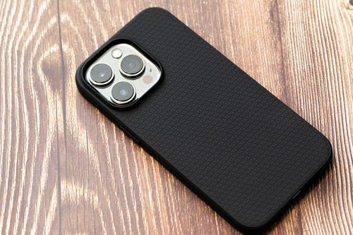 iPhone 13 Pro に黒いケースを装着の写真