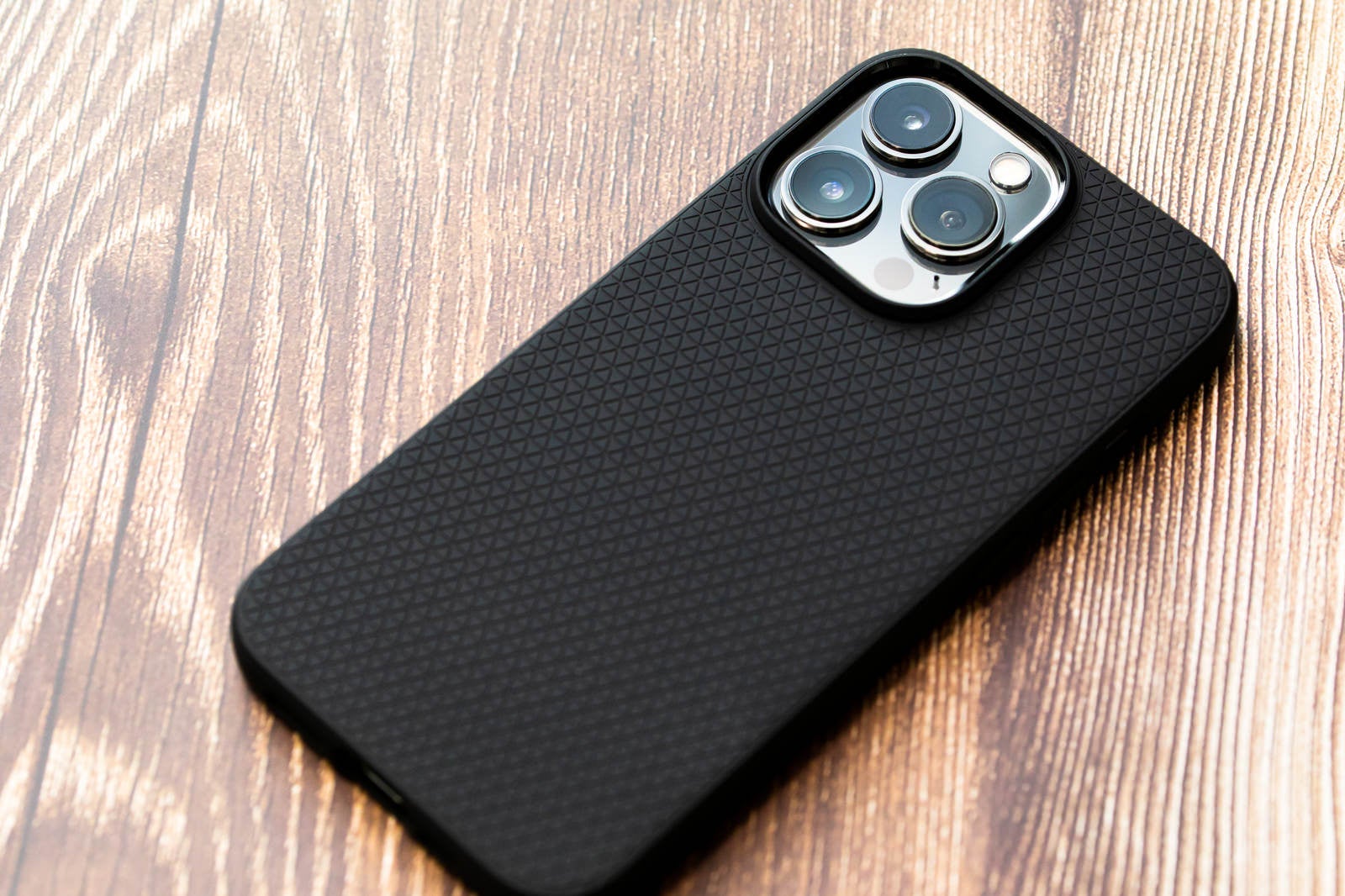 「iPhone 13 Pro と黒いスマホケース」の写真