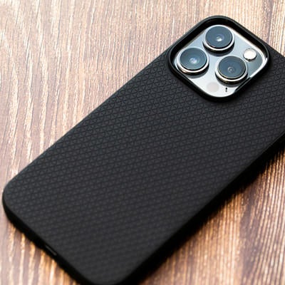 iPhone 13 Pro と黒いスマホケースの写真
