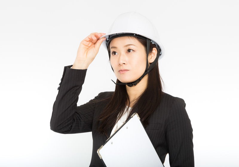 災害時はヘルメットを着用する女性社員の写真