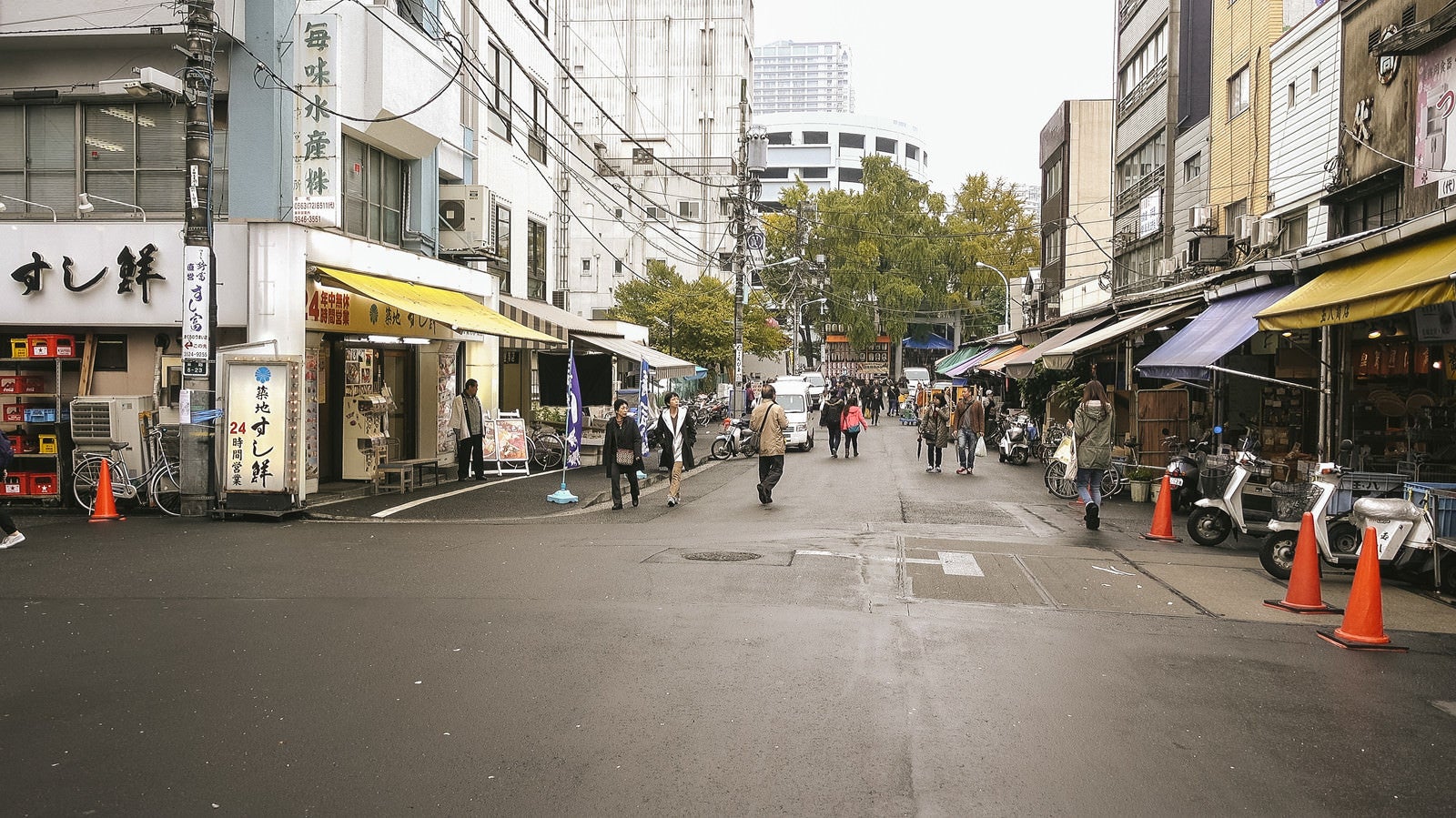 「昭和レトロな商店が立ち並ぶ築地場外市場」の写真