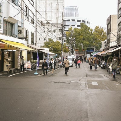 昭和レトロな商店が立ち並ぶ築地場外市場の写真