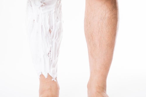 片足にシェービングフォームを塗る男性の足の写真