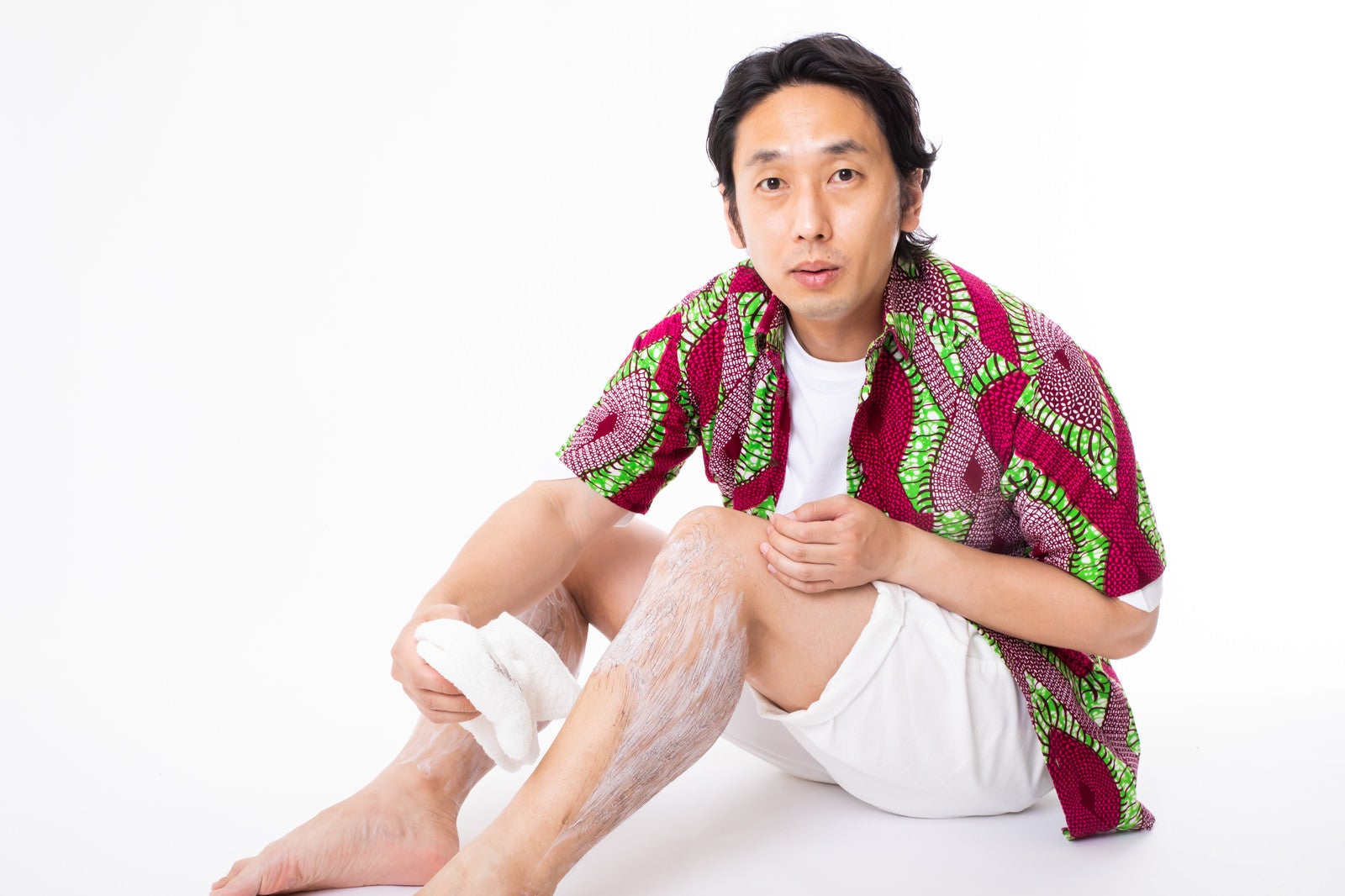 「除毛クリームの効果に目を丸くする男性」の写真［モデル：大川竜弥］