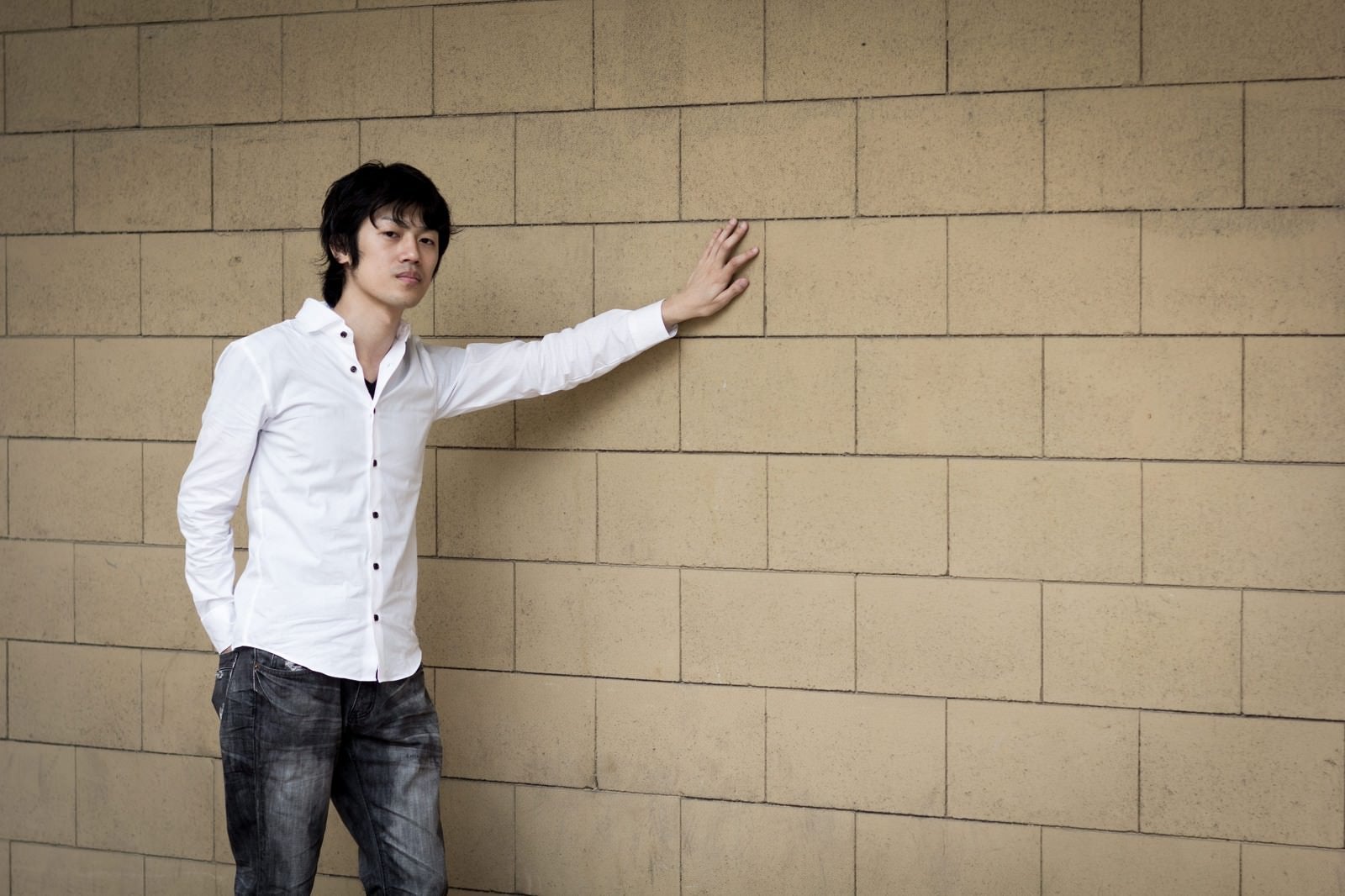 「ひとり壁ドン」の写真［モデル：Tsuyoshi.］