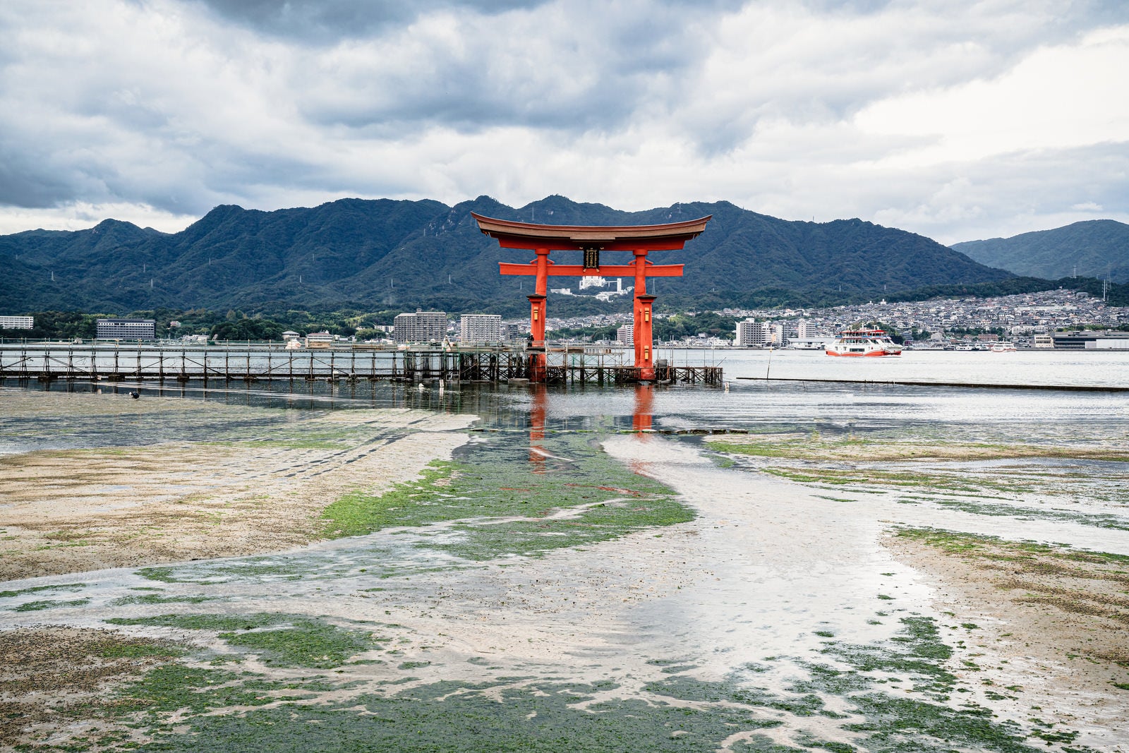 「厳島神社大鳥居から望む広島の山」の写真