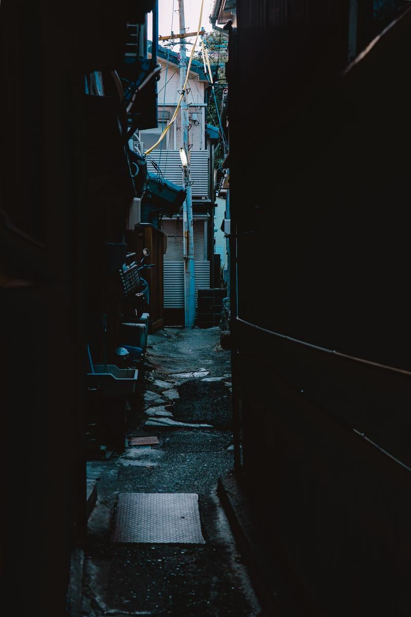 三重県答志島の狭く入り組んだ路地の写真