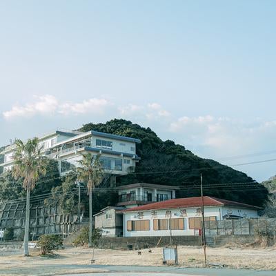 答志島温泉と山上の宿泊施設が見守る風景の写真