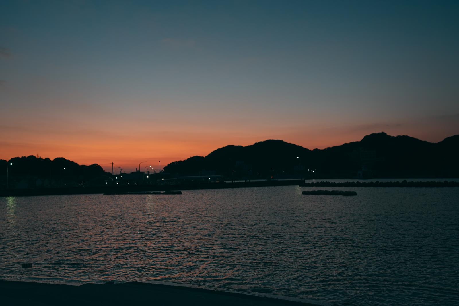 「三重県答志島和具にあるビーチから見る朝焼け」の写真
