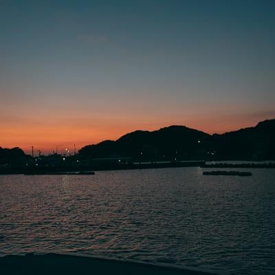 三重県答志島和具にあるビーチから見る朝焼けの素材