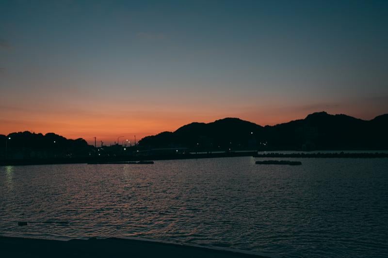 三重県答志島和具にあるビーチから見る朝焼けの写真