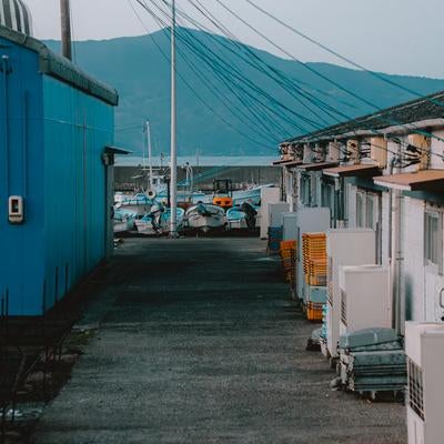 和具の港に並ぶ作業小屋の写真