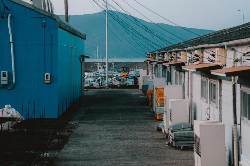 和具の港に並ぶ作業小屋の写真