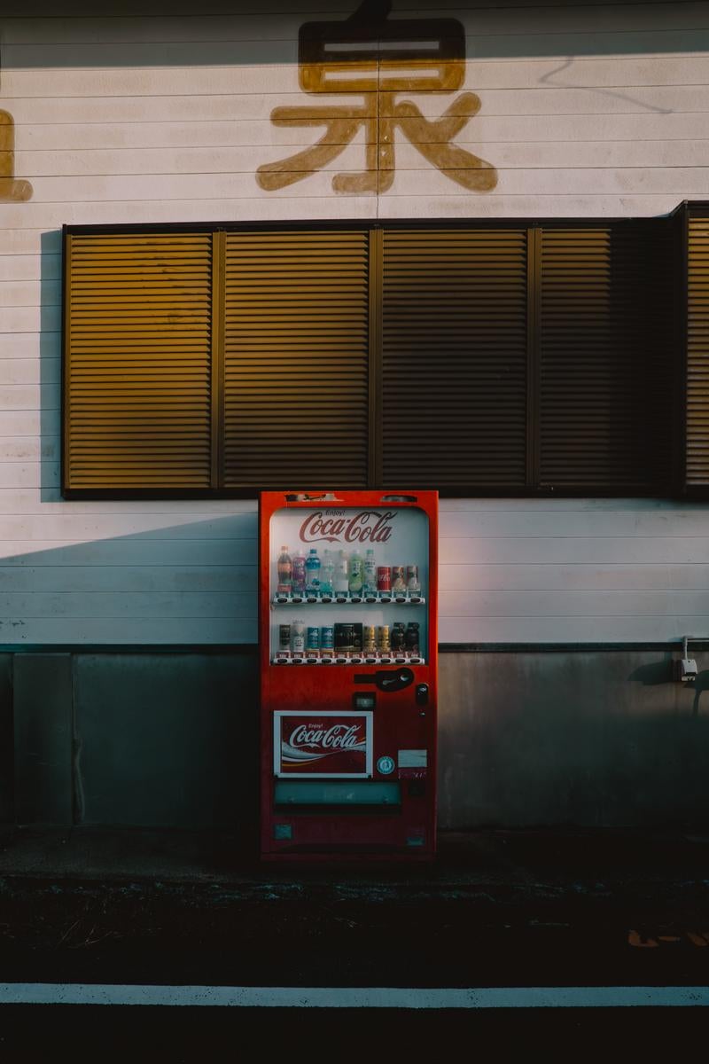 「片隅に佇むレトロな赤い自販機」の写真