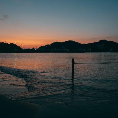 三重県答志島和具に打ち寄せる朝焼けの波の素材