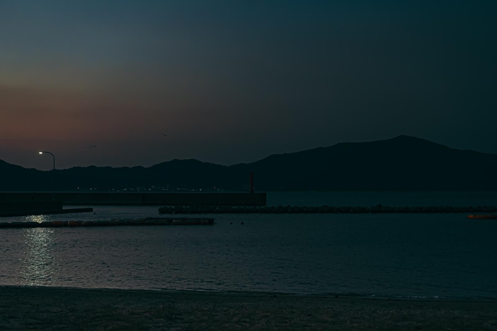 「三重県答志島和具の朝焼けの港」の写真