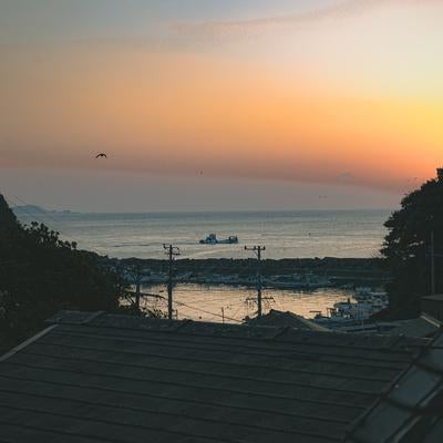 朝焼けに染まる三重県答志島の漁港の素材