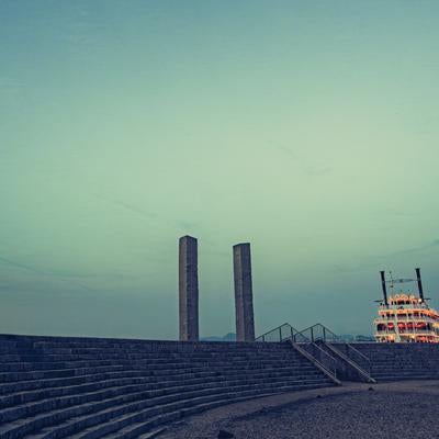 クルーズ船と琵琶湖の円形階段広場の写真