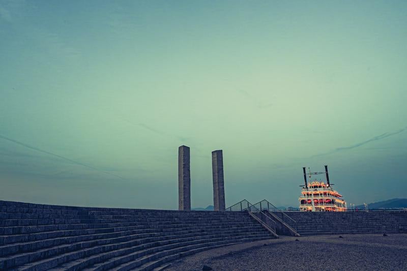 クルーズ船と琵琶湖の円形階段広場の写真