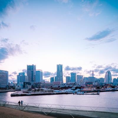 横浜のシンボルが並ぶベイサイド都市景観の写真