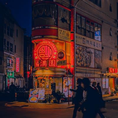 ネオンが輝く夜の中華街の一角の写真