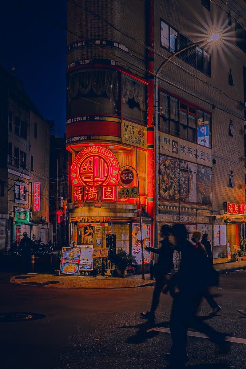 「ネオンが輝く夜の中華街の一角」の写真