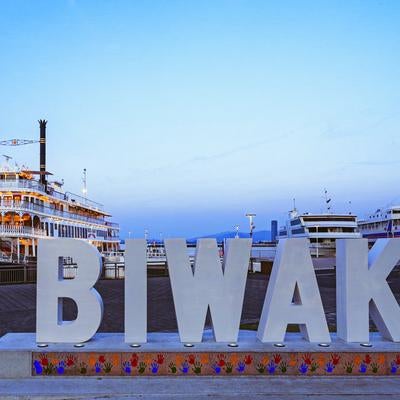 琵琶湖に停泊するクルーズ船と「BIWAKO」の大型モニュメントの写真