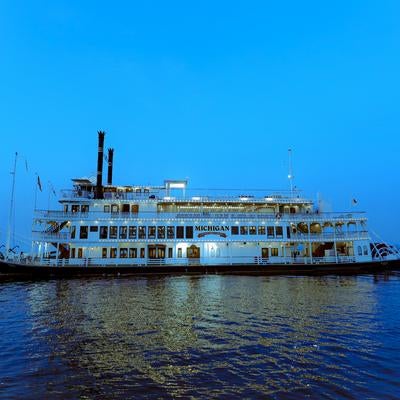 青く染まる夕暮れの琵琶湖とクルーズ船の写真