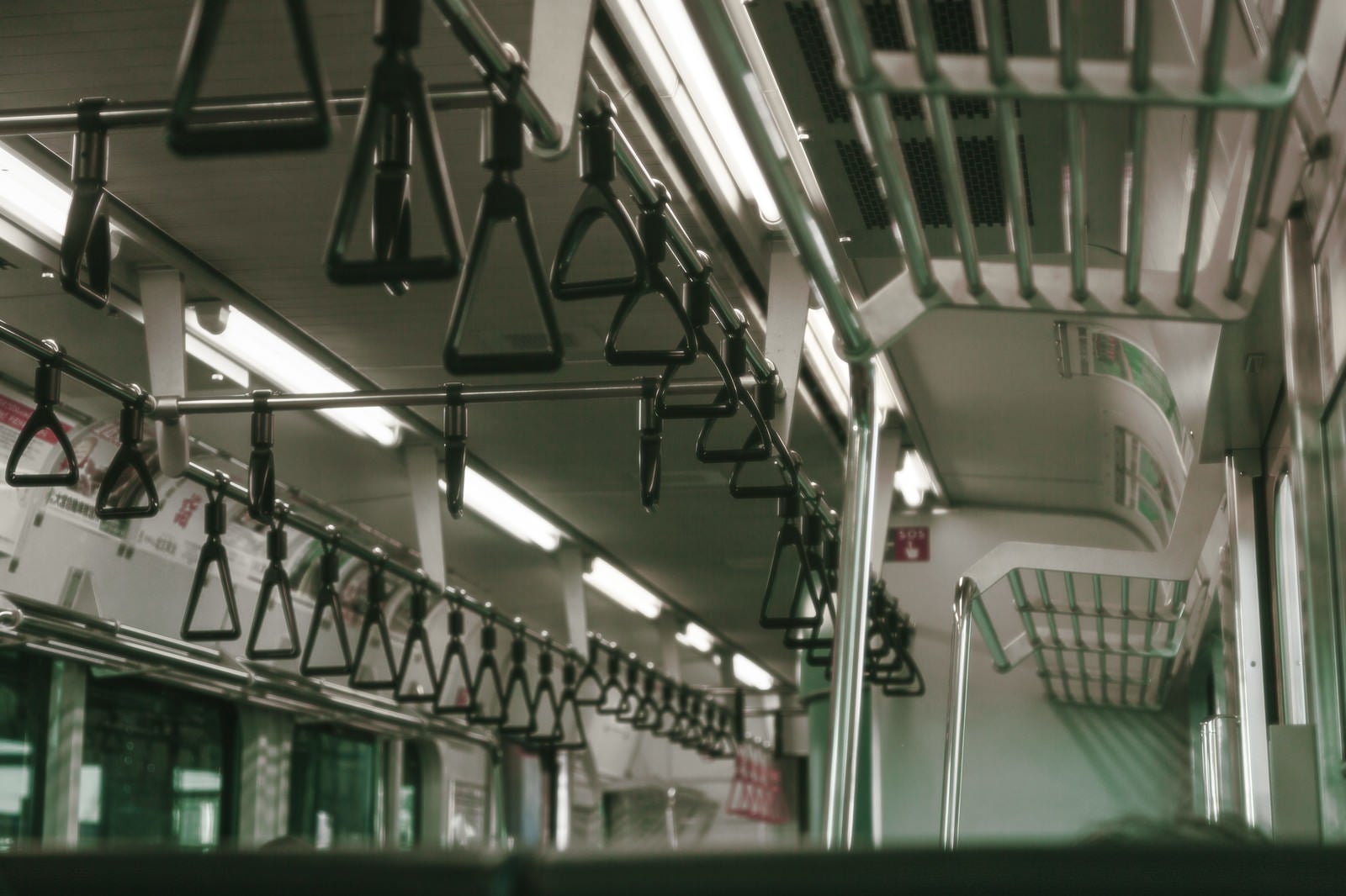 「電車内の吊革」の写真