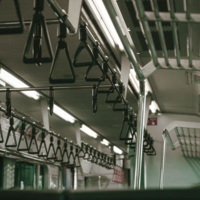 電車内の吊革の写真