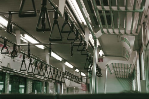 電車内の吊革の写真