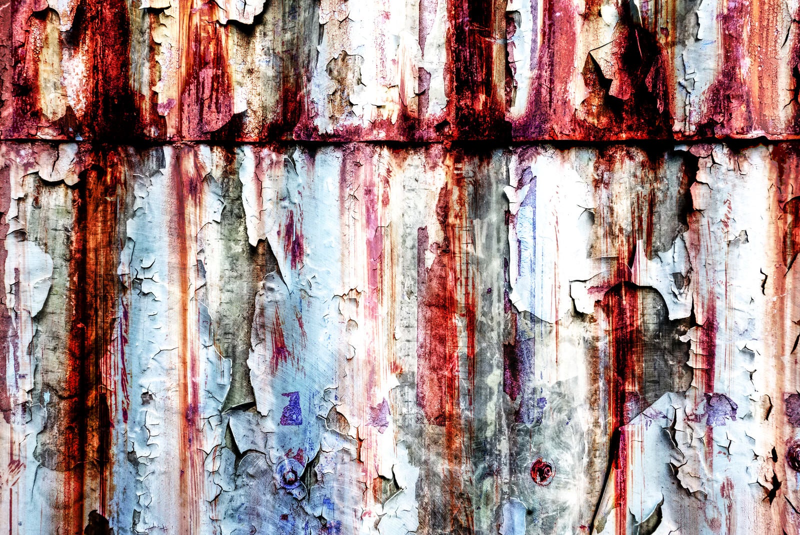「裏世界の錆た壁（フォトモンタージュ）」の写真