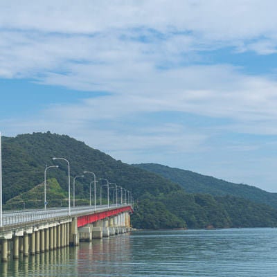 小浜湾にかかる海上橋である青戸の大橋の写真