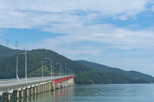 小浜湾にかかる海上橋である青戸の大橋の写真