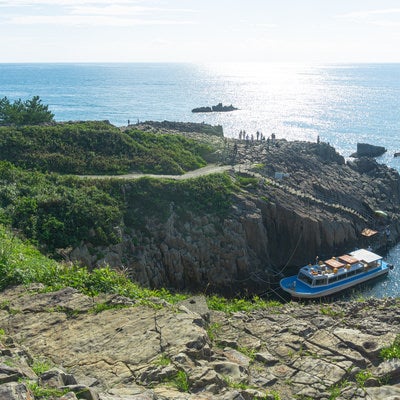 東尋坊の崖上からのぞき見た遊覧船の乗り場の写真