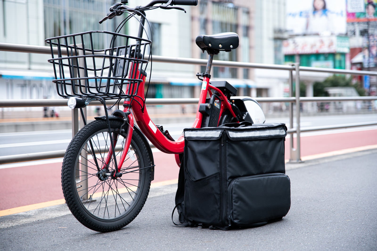 「自転車とフードデリバリーのバッグ」の写真