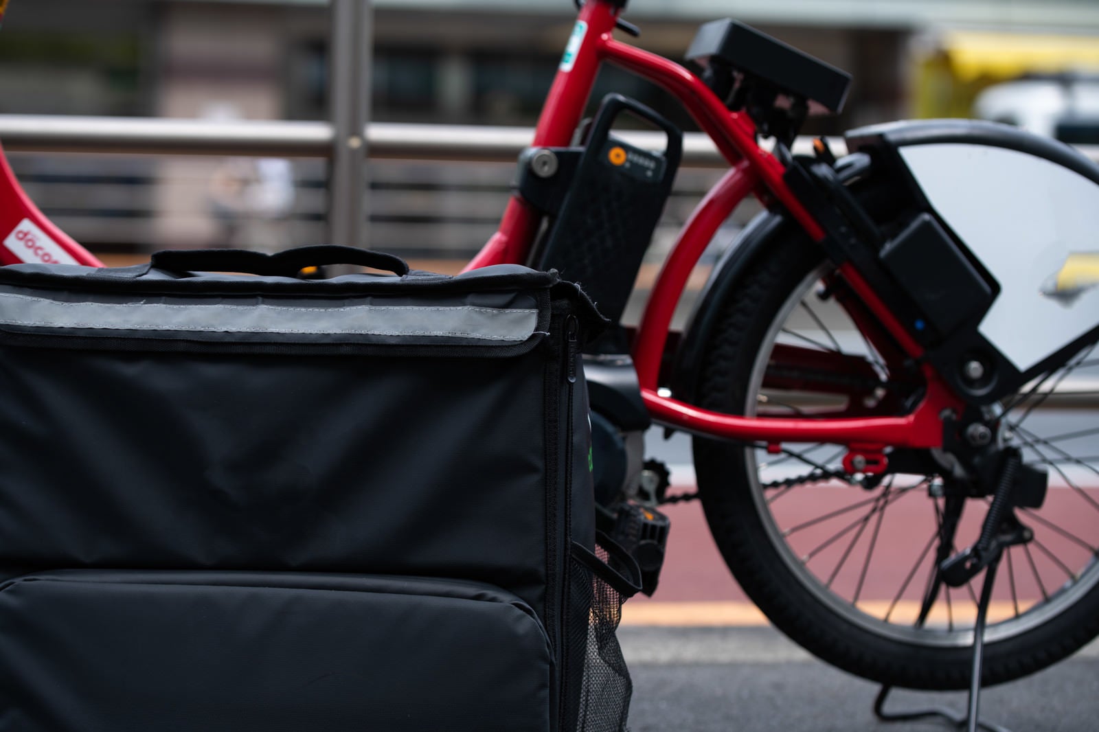 「フードデリバリー用バッグと自転車」の写真