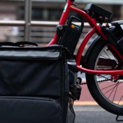 フードデリバリー用バッグと自転車の写真