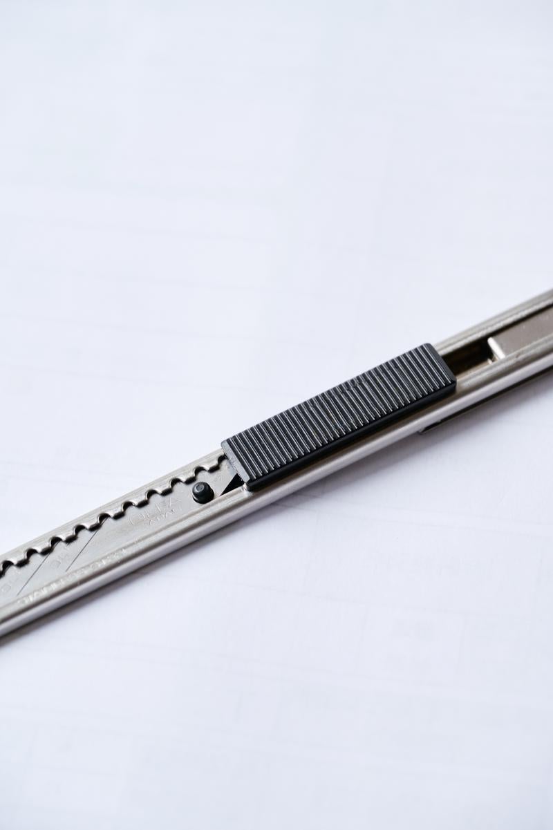 黒い滑り止め付きシルバーカッターナイフの写真