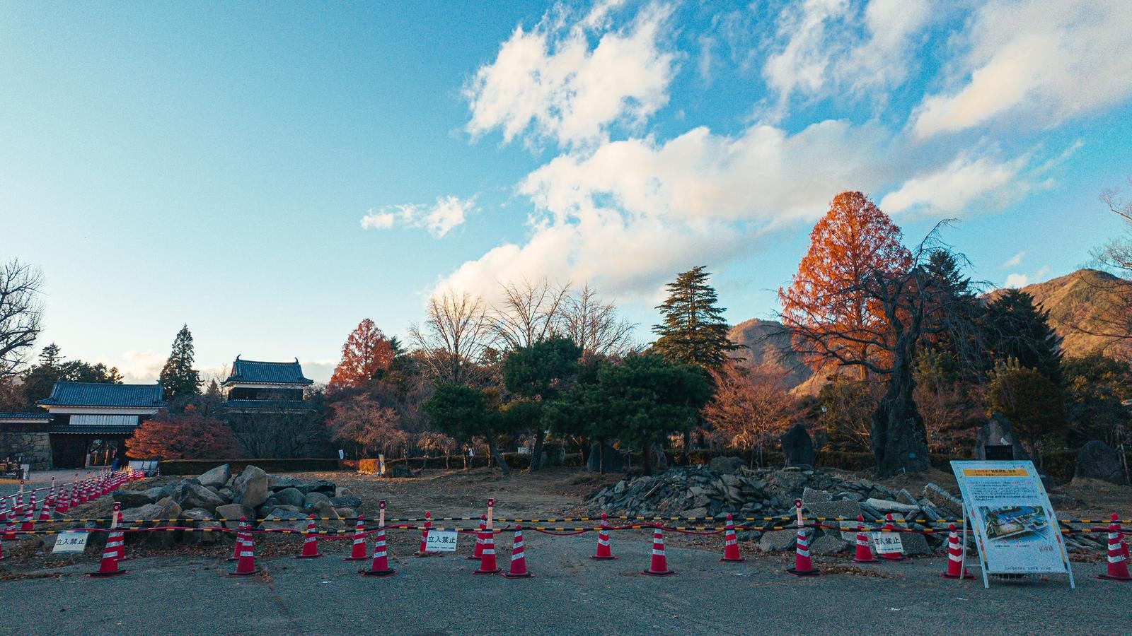 「上田城の「発掘調査」中の工事の様子」の写真