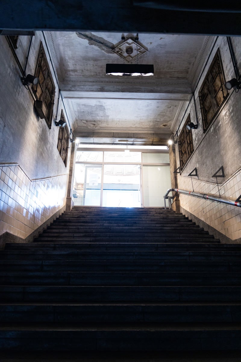 「旧博物館動物園駅の階段」の写真