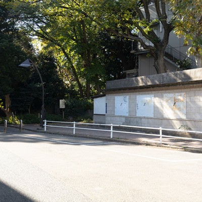 閉鎖している旧動物園口（旧博物館動物園駅）の写真